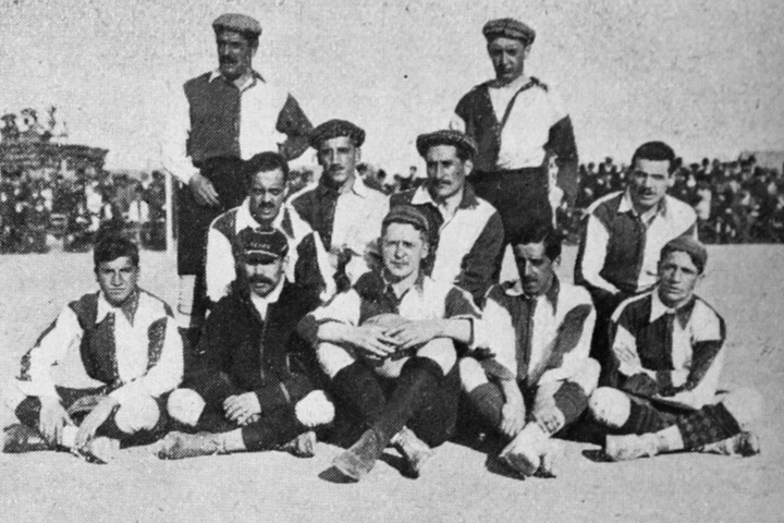 Jugadores de un equipo de Bilbao en 1909 con camisolas partidas en dos mitades