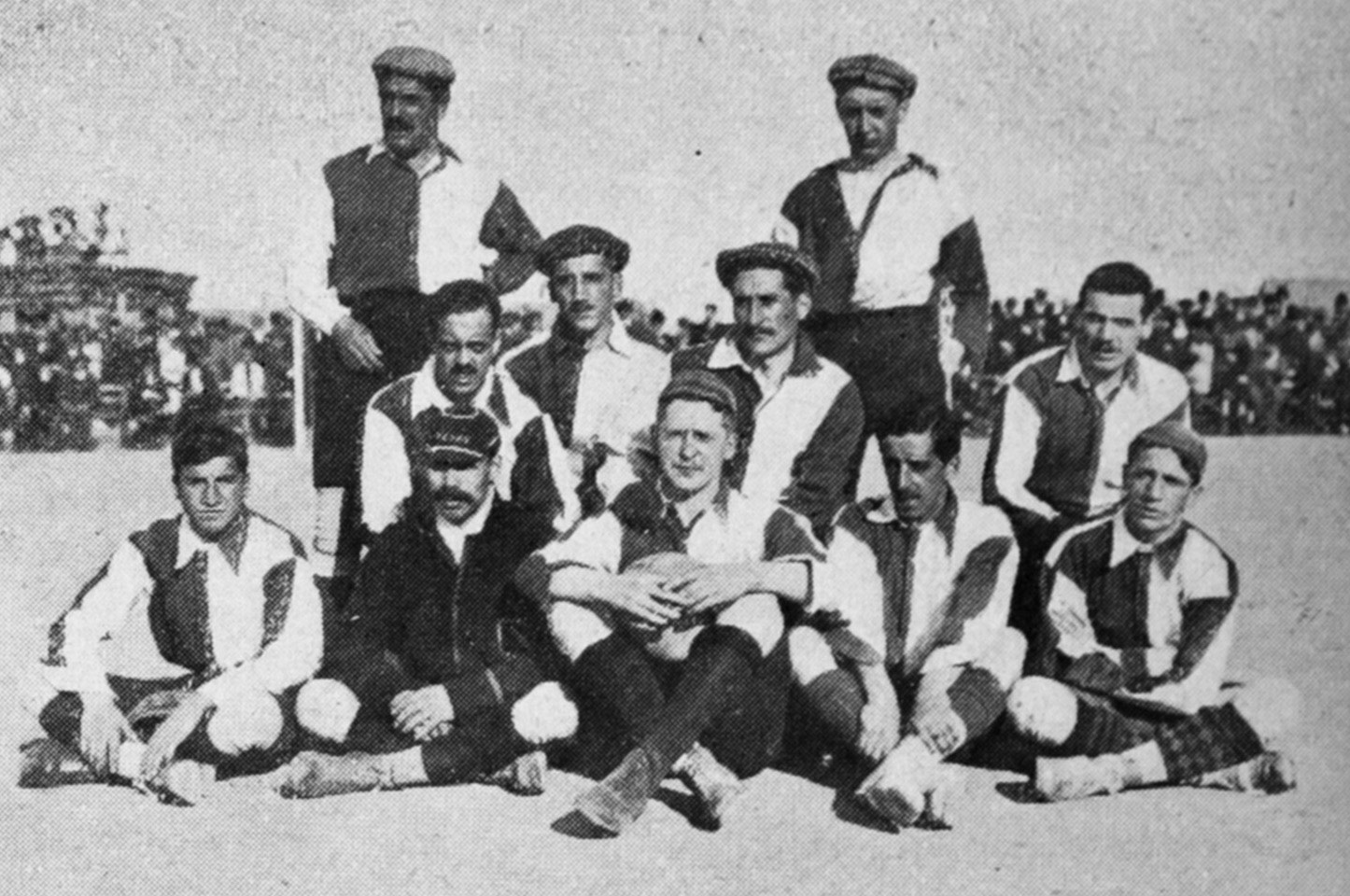 Un equipo de Bilbao posa sentado y de pie, con camisolas de dos mitades, una oscura y otra clara