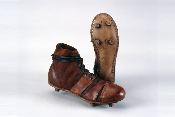 Botas de fútbol de cuero de los años treinta con los tacos clavados en la suela