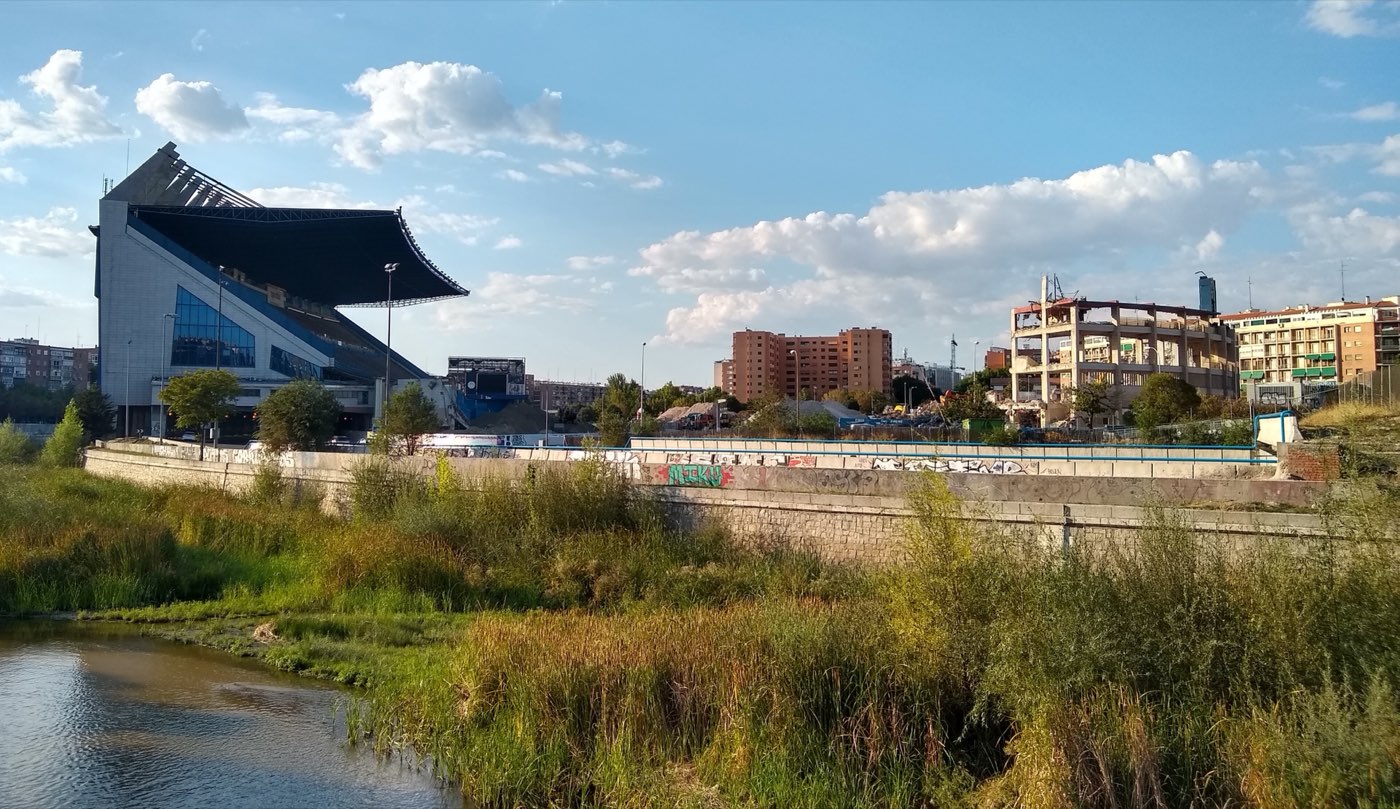 El Vicente Calderón a medio derribar en 2019, con una tribuna en pie y el esqueleto de otra grada