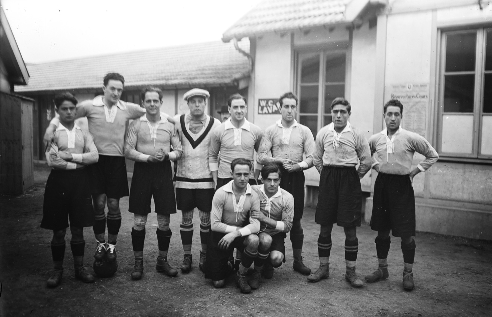 Equipo barcelonés en Montrouge con camiseta clara, pantalón oscuro y botas de cuero de caña alta