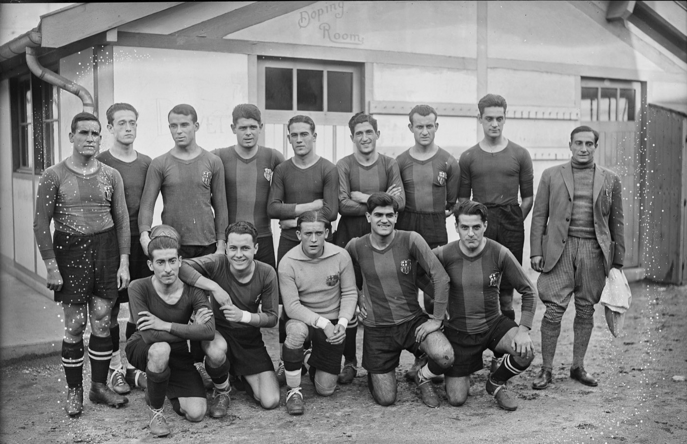 Plantilla del Barcelona en 1926, en dos filas ante una caseta, con camisetas de rayas anchas