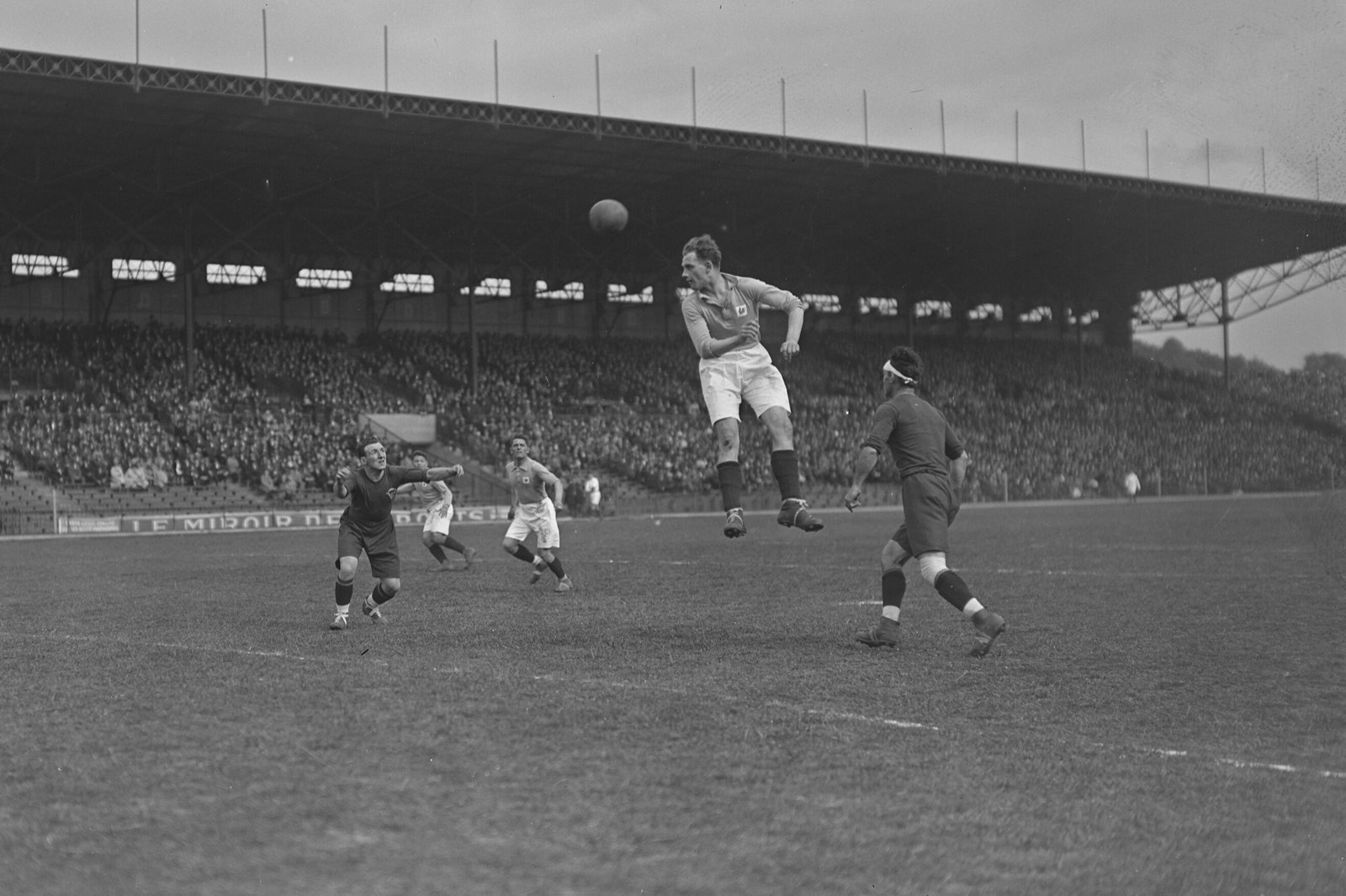 Salto de cabeza en un Francia-España jugado en Colombes en 1927, ante una tribuna repleta
