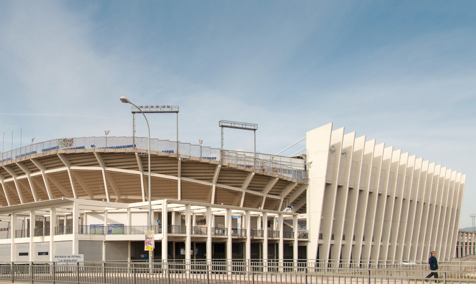 Exterior de La Rosaleda, en Málaga, con la cubierta de la grada lateral y el fondo de lamas blancas