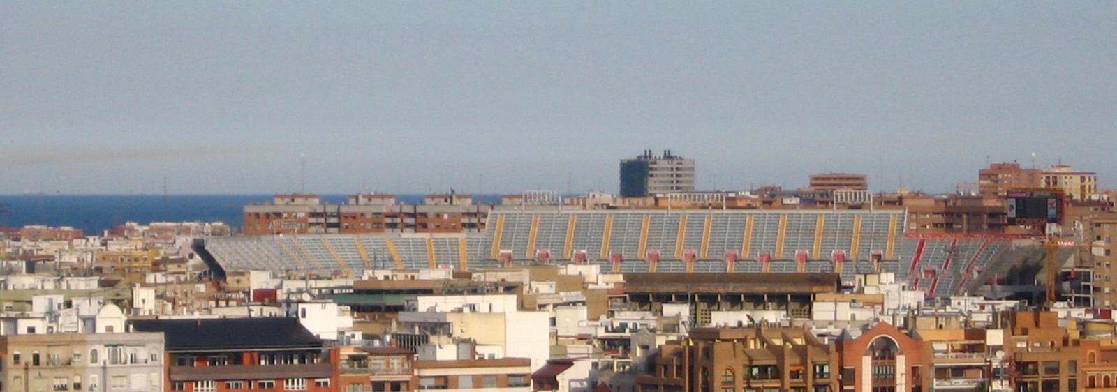 Las gradas de Mestalla asoman entre bloques de viviendas, con el mar al fondo