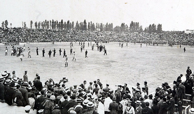Jugadores y público sobre el terreno de juego de Mestalla, con la grada llena y árboles detrás
