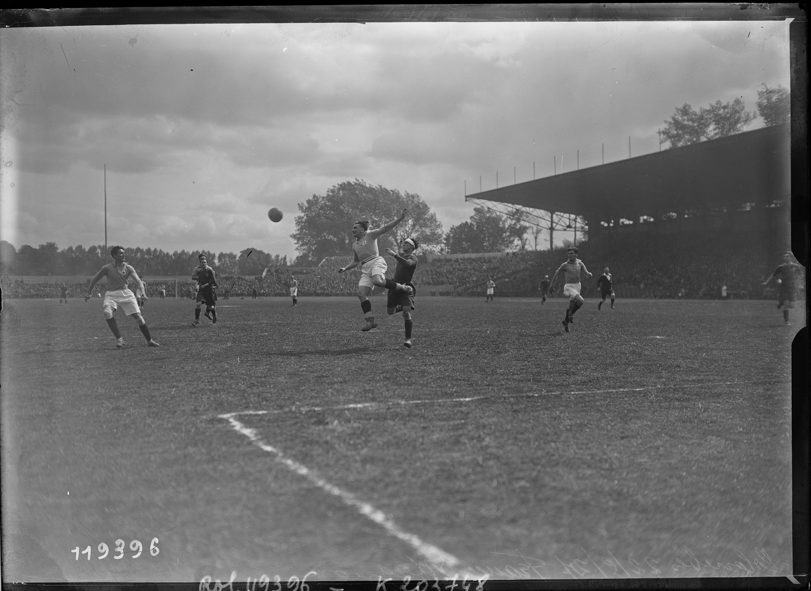 Negativo de 1927 sin recortar, con dos jugadores que saltan a por un balón alto en Colombes