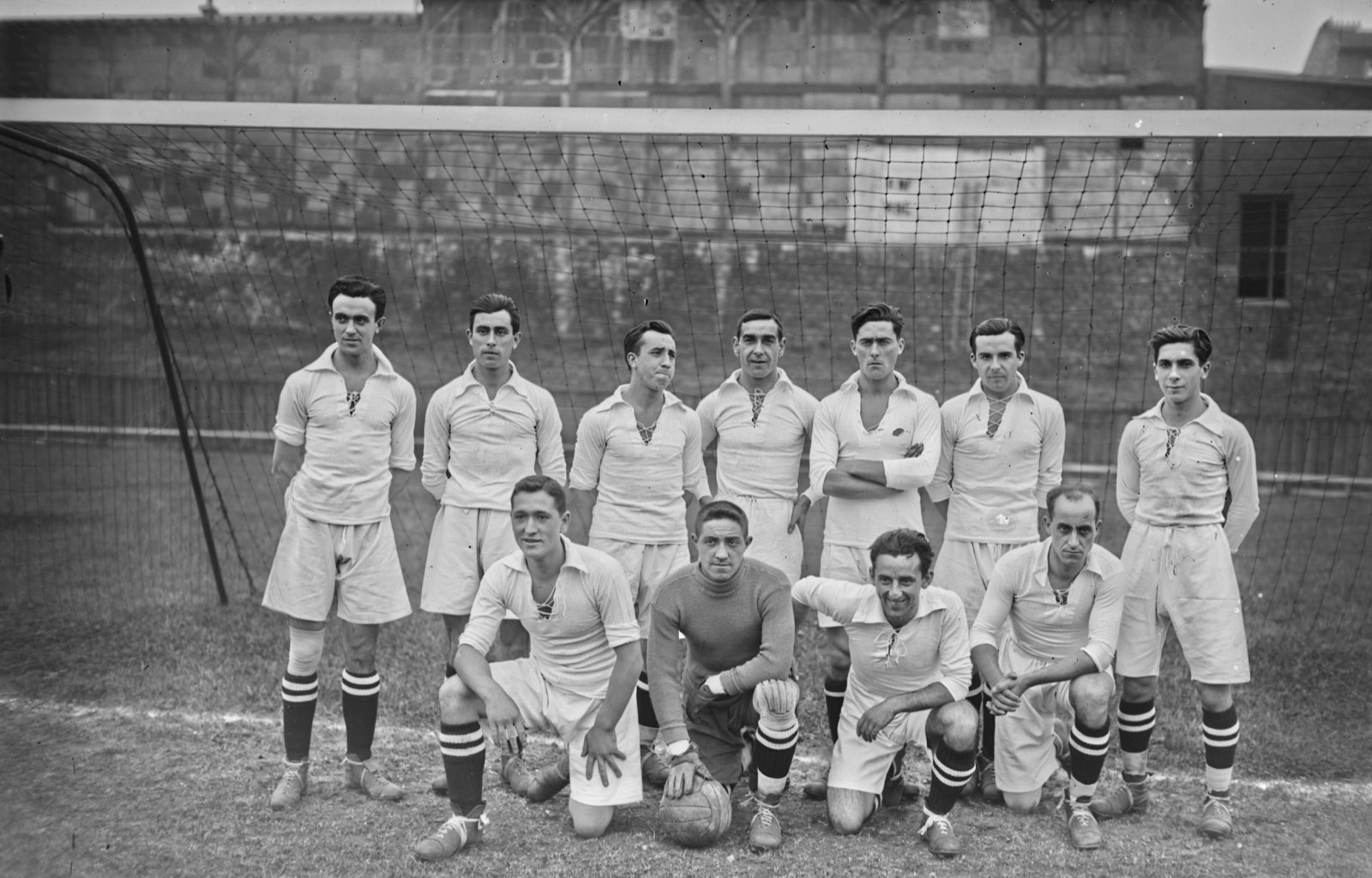 Once jugadores del Real Madrid posan en Saint-Ouen con camiseta y pantalón blancos y medias oscuras