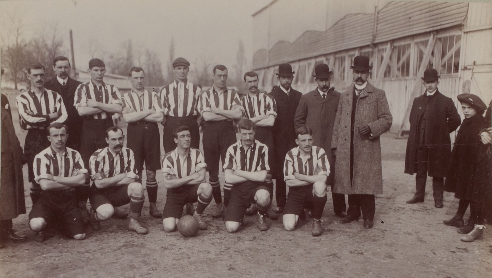El Southampton posa en 1904 con camisetas de rayas verticales, junto a varios hombres con bombín