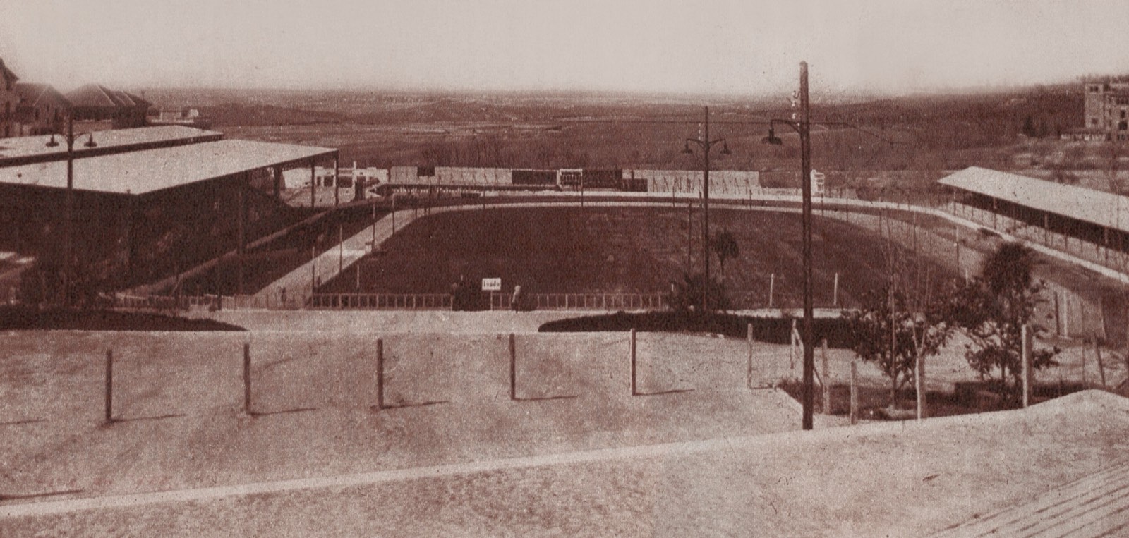 El Stadium Metropolitano desde lo alto, con una tribuna cubierta a cada lado y campo alrededor